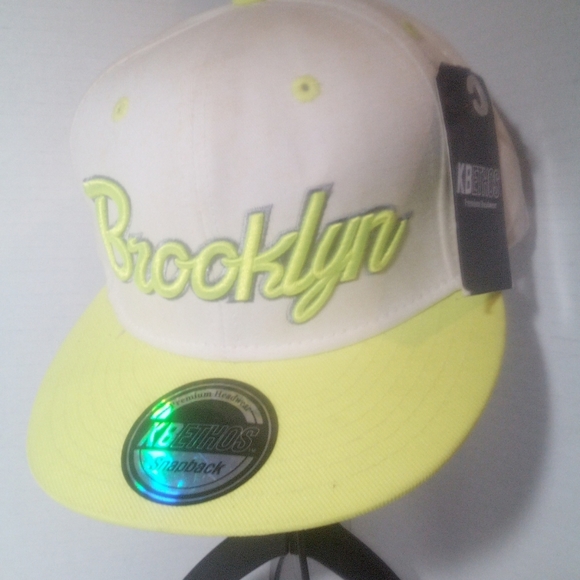 50%off BROOKLYN ORIGINAL SNAPBACK CAP LIME GREEN VISOR AND INSIGNIA DISPLAY I… - Picture 8 of 8